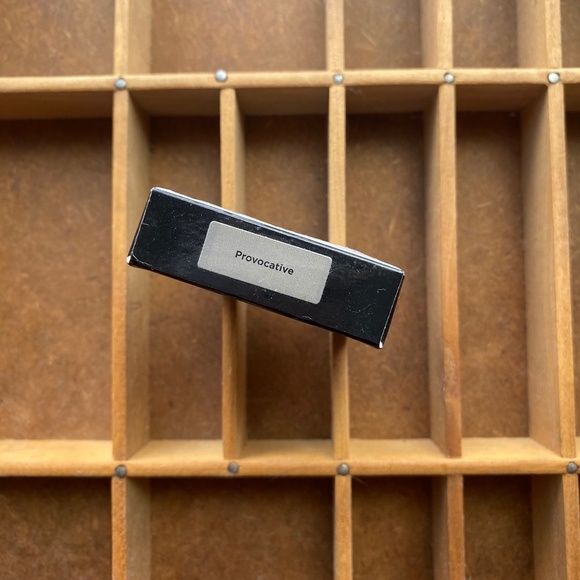 VICTORIA'S SECRET METALLIZED EYE SHADOW IN PROVOCATIVE, NIB - Picture 3 of 4